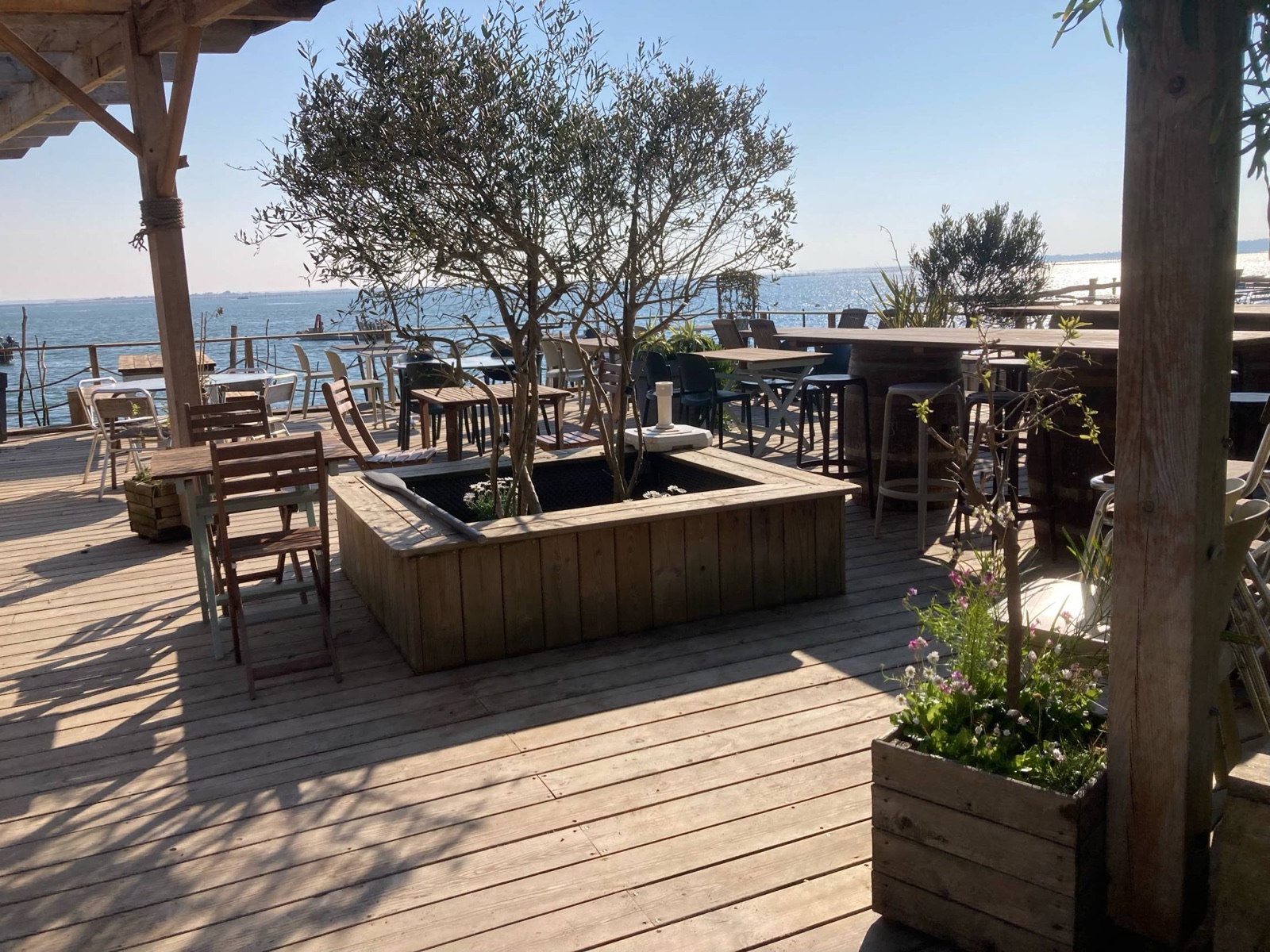 Terrasse de la cabane Chez Guillaume face au Bassin